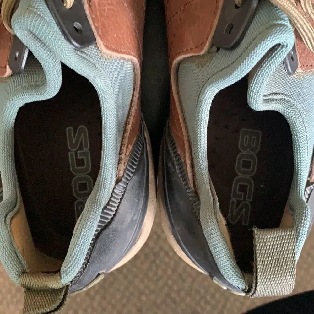 EUC MEN’S SIZE 8 WATERPROOF LACE-UP OSMOSIS LO MT BOGS